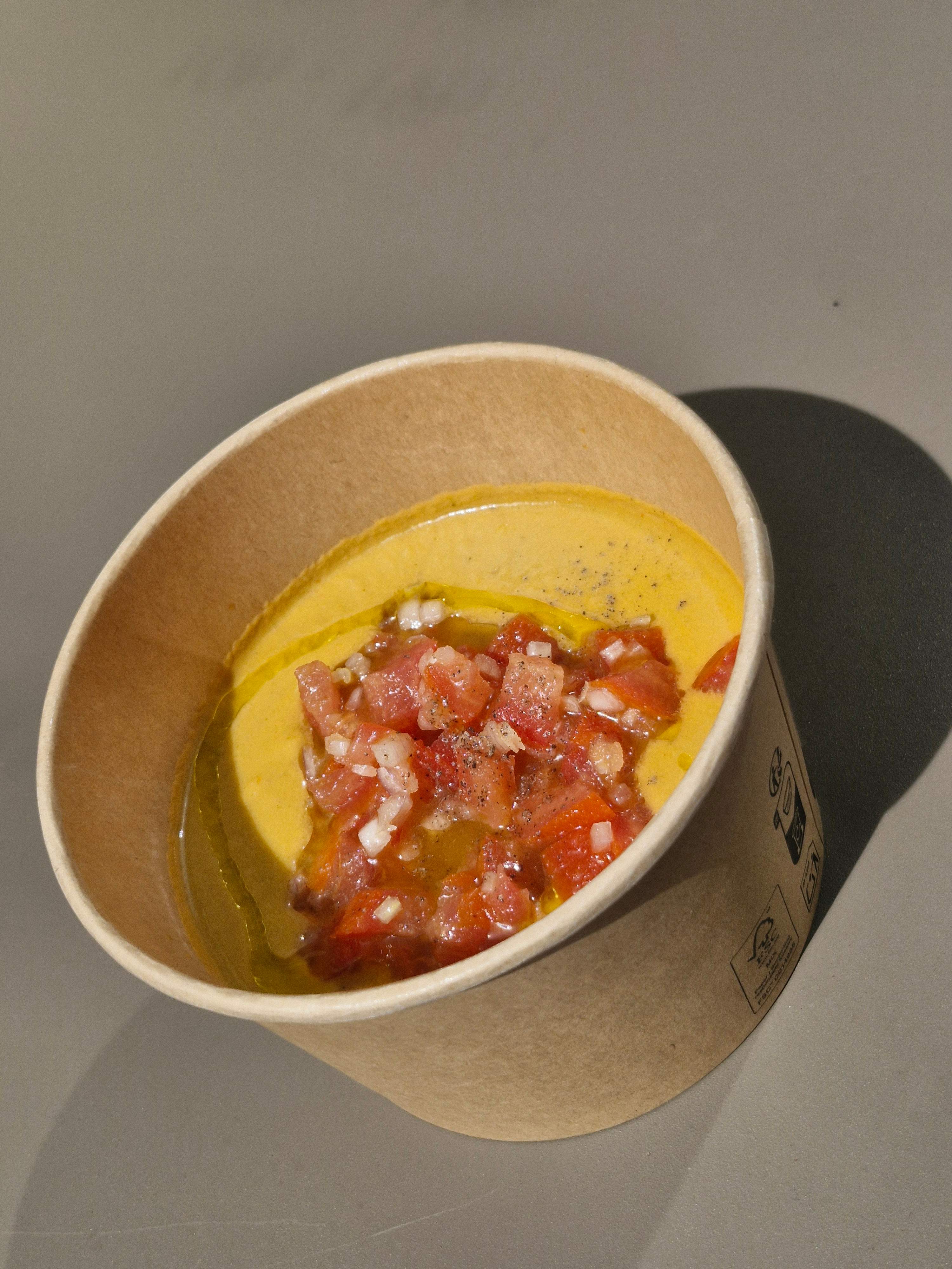 Gaspacho de tomates, condiments à la tomate