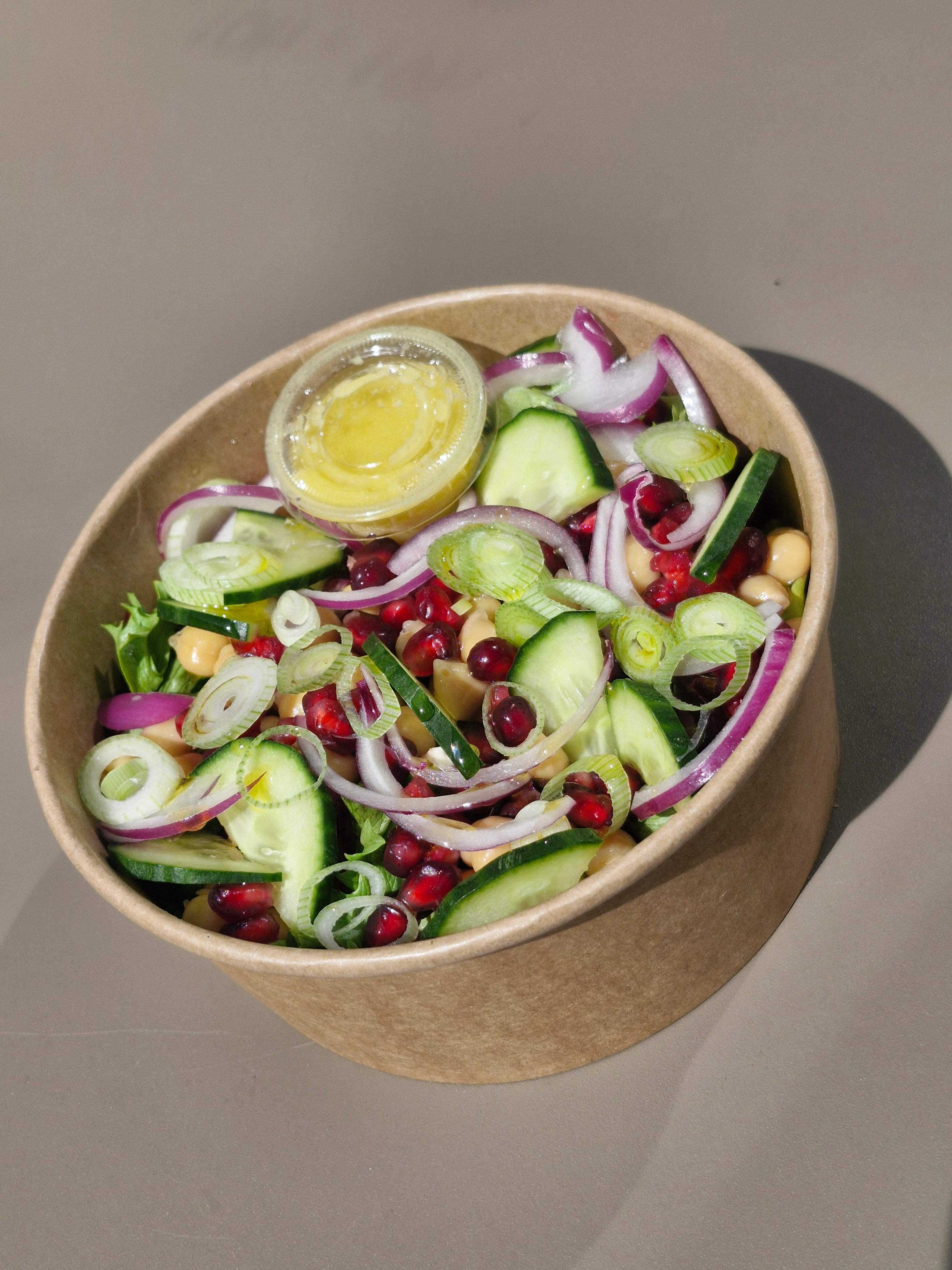 Salade de pois chiches, grenade, oignon rouge, concombre et cébette, vinaigrette au citron