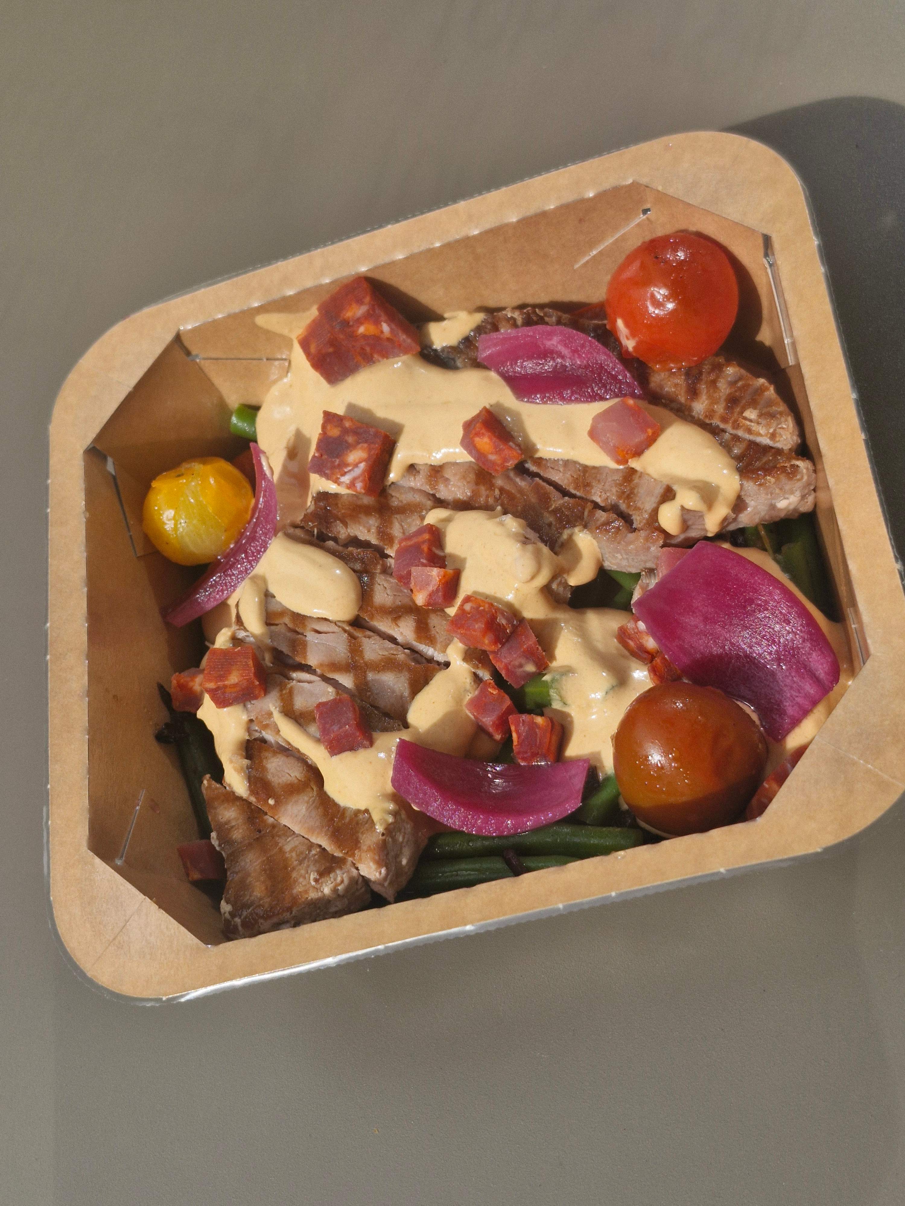 Pavé de thon grillé, sauce au chorizo et poêlée de légumes d’été.