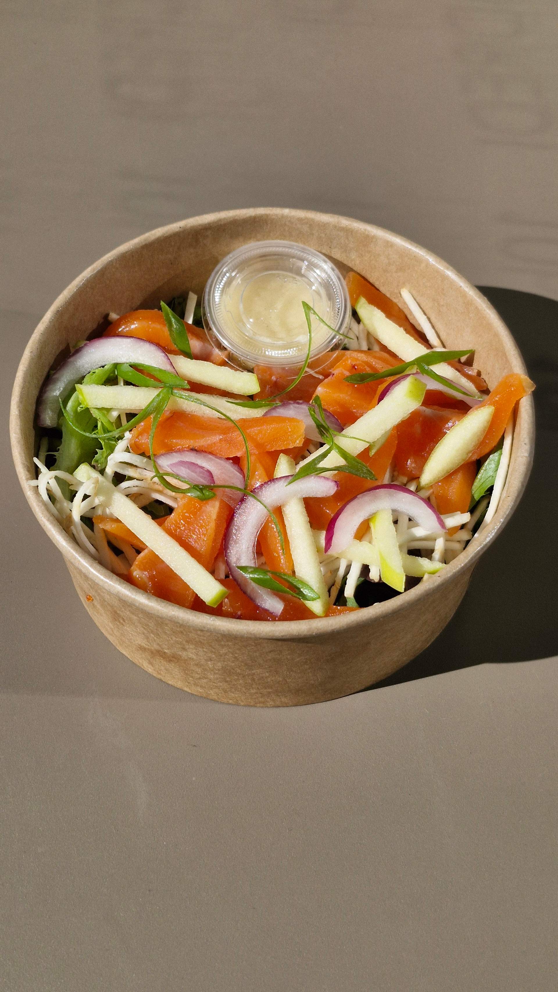 Mesclun de truite gravlax, pomme Granny, céleri et vinaigrette au raifort