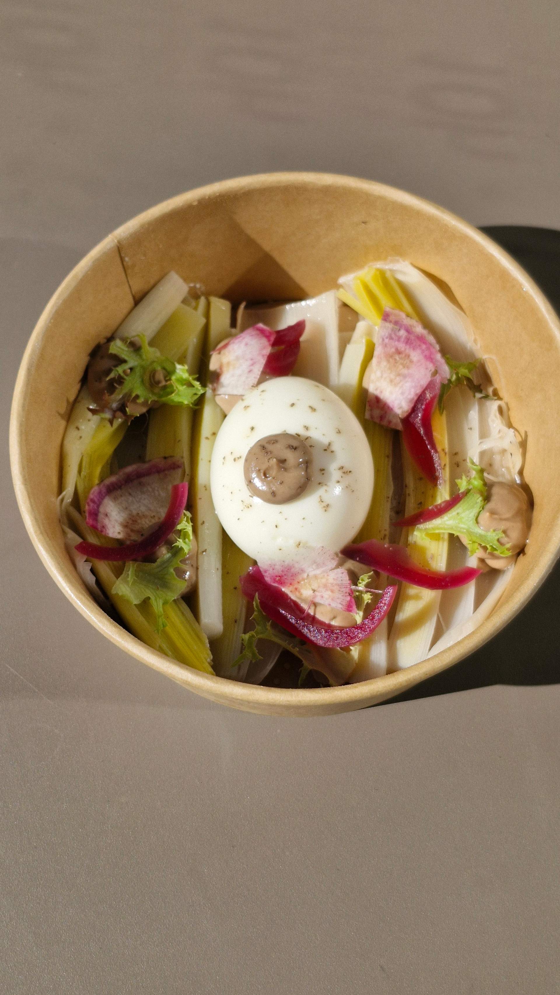 Poireaux confits, oeuf mollet et mayonnaise à l’ail noir