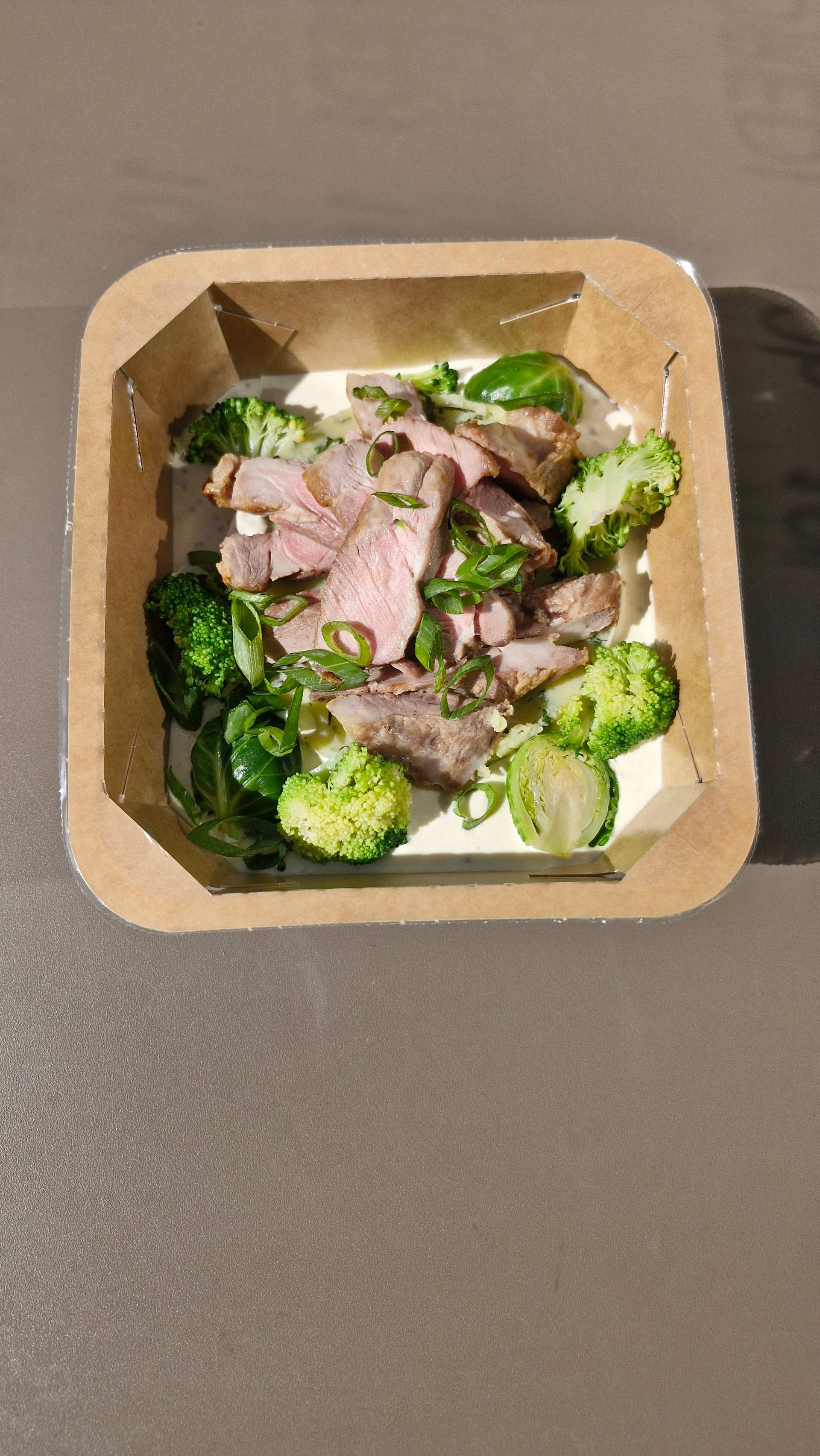 Échine de porc, écrasé de pommes de terre aux herbes, déclinaison de choux et sauce moutarde à l’ancienne
