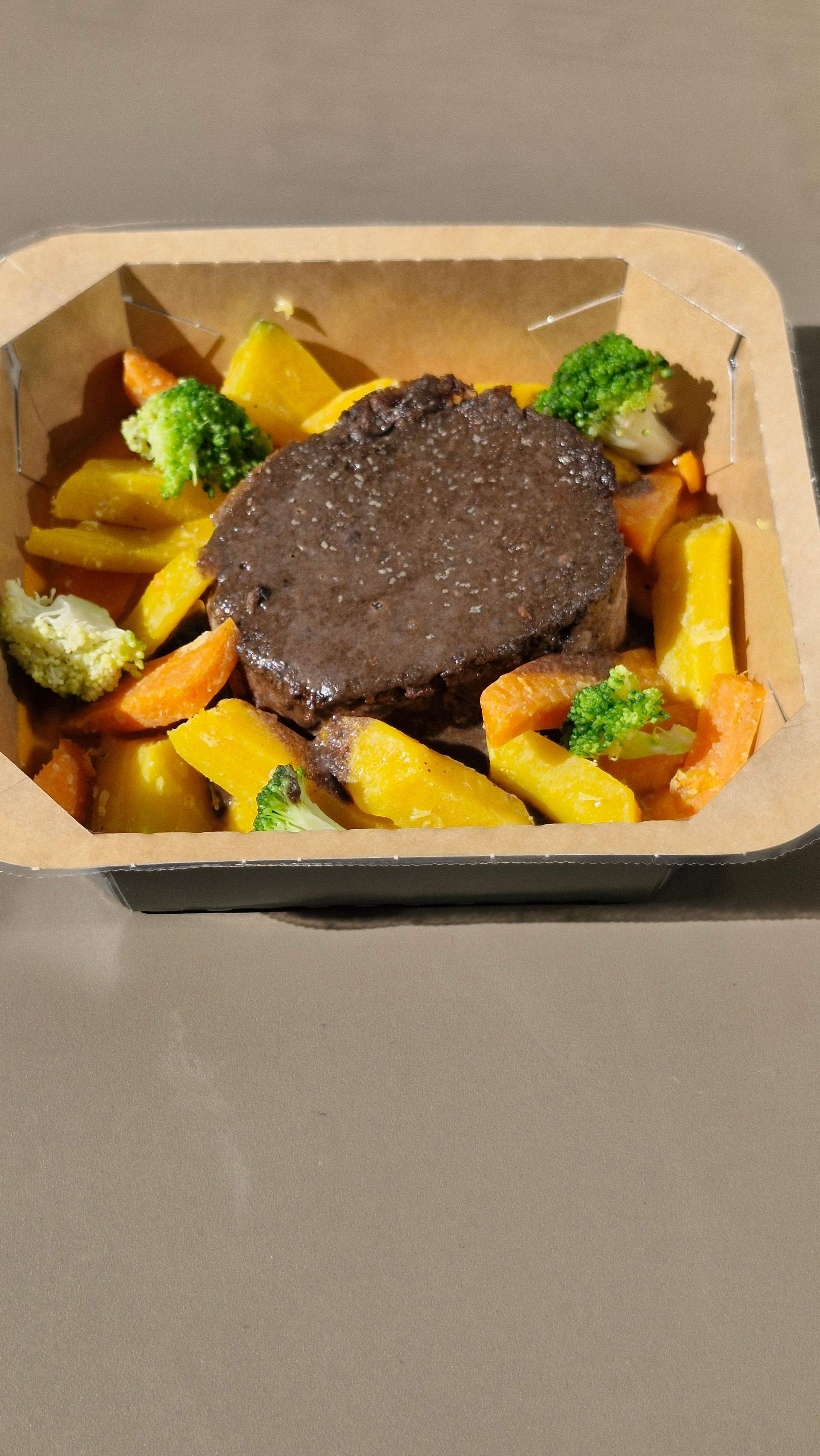 Boeuf effiloché, carottes et légumes de saison