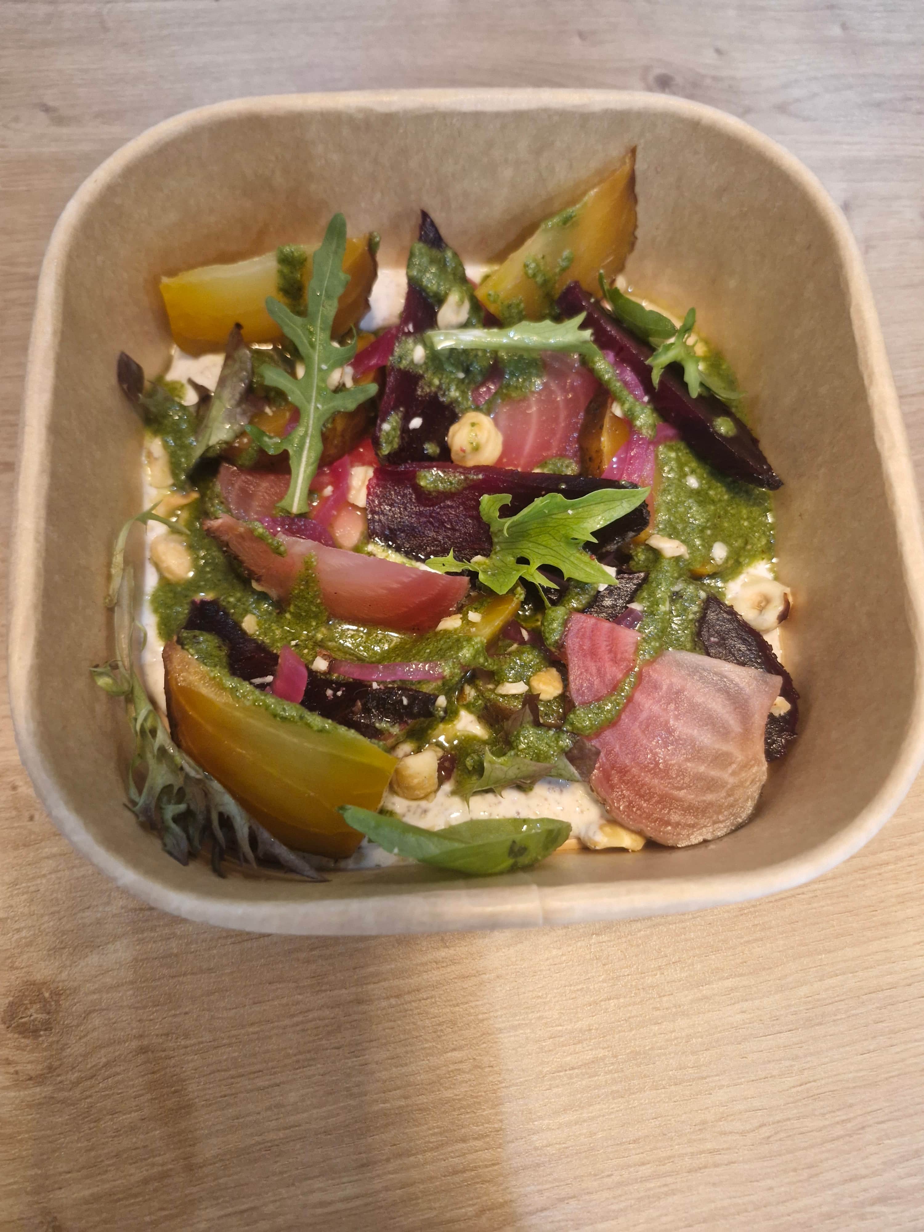 Trio de betteraves grillées, sauce yaourt et pesto aux noisettes