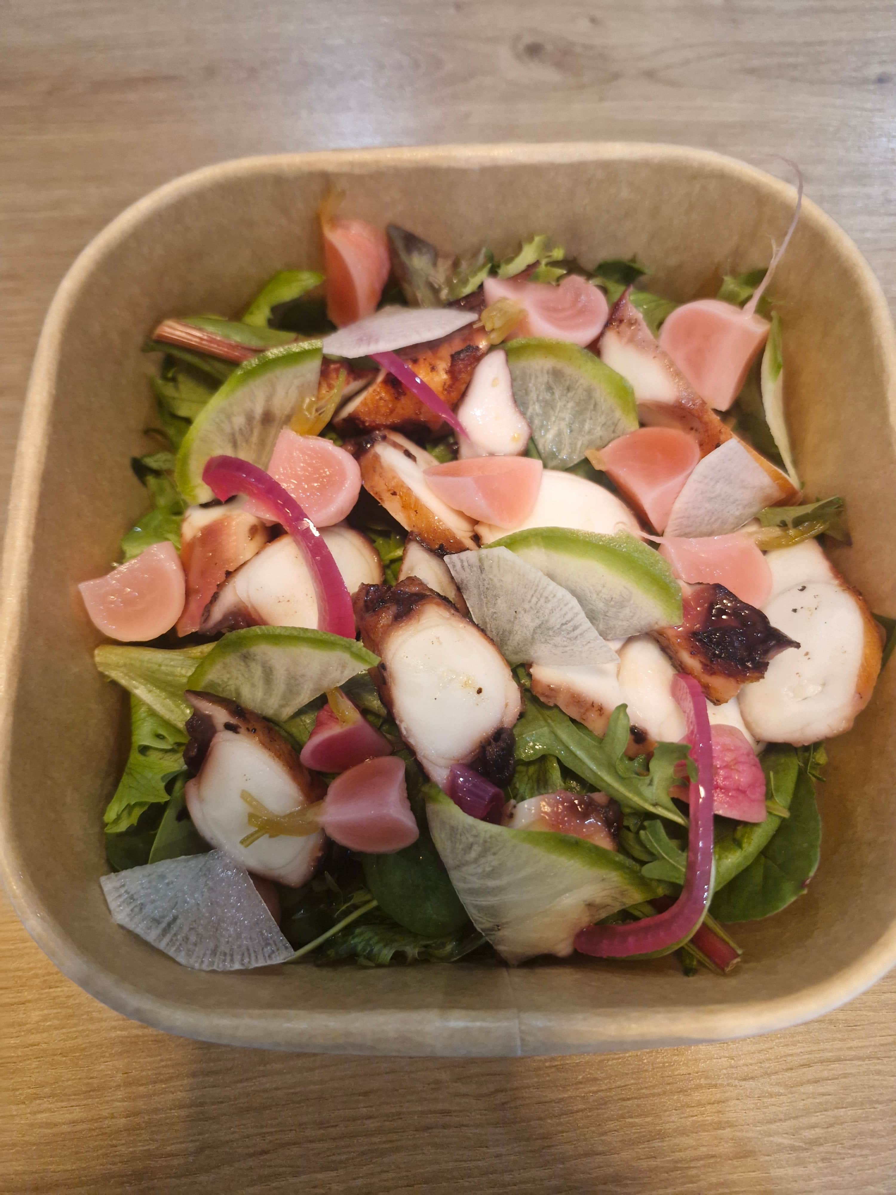 Salade de tentacules de poulpe grillés, pickles de radis et vinaigrette asiatique