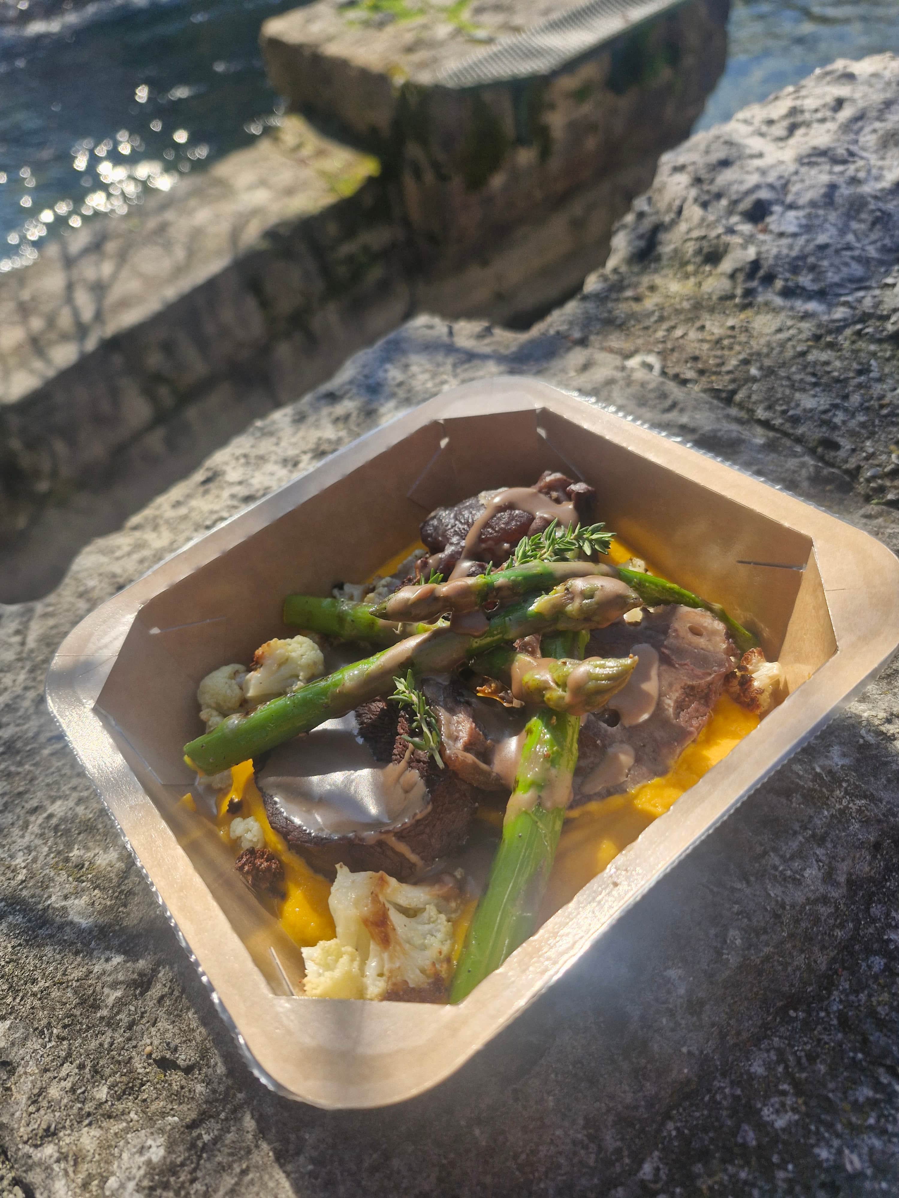 Paleron bœuf confit a la citronnelle, purée de carottes, asperges vertes grillées et choux fleur