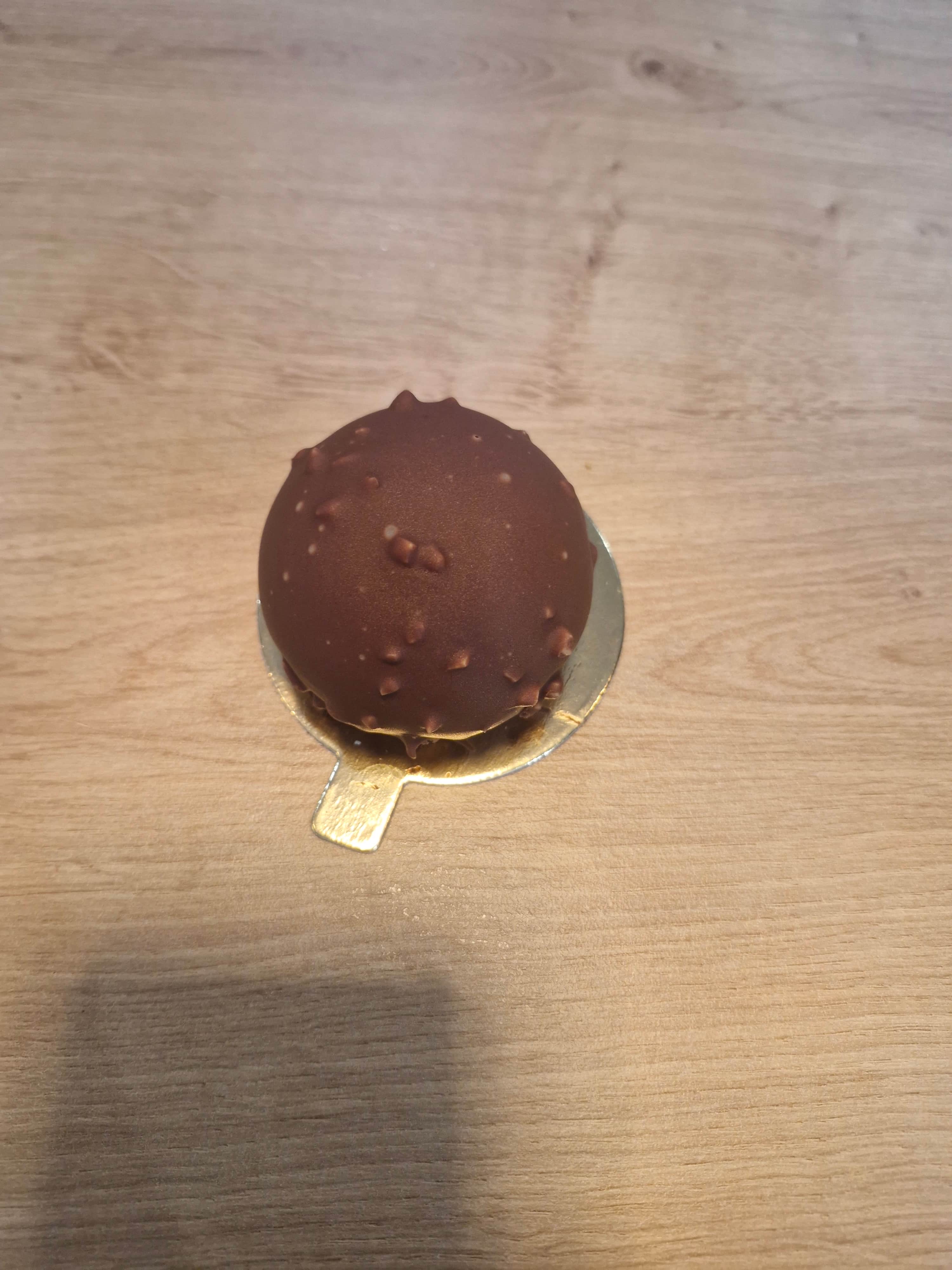 Dôme tout chocolat, coque rocher et cœur crémeux 