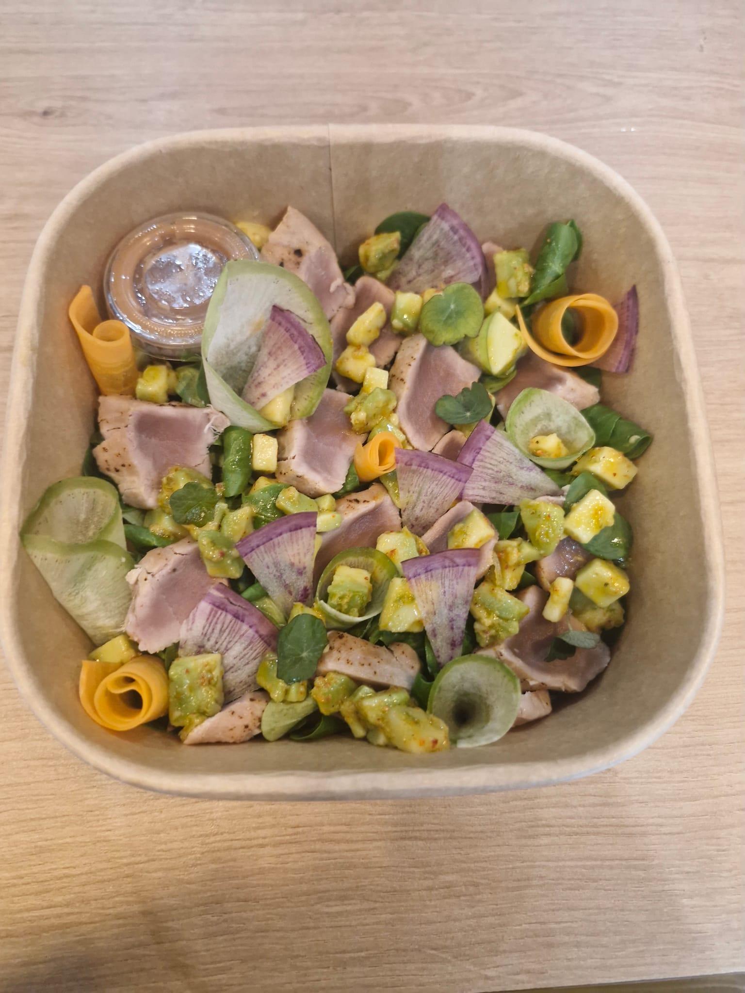 Tataki de thon, avocat, radis de couleur et mesclun