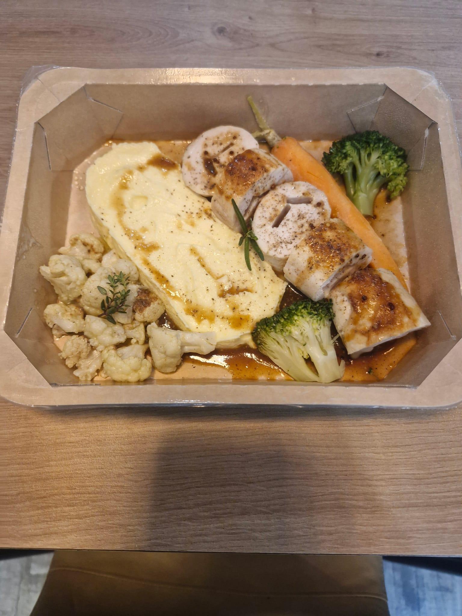 Ballotine de volaille farcie au brezain, jus de volaille thym et moutarde à l’ancienne et polenta crémeuse