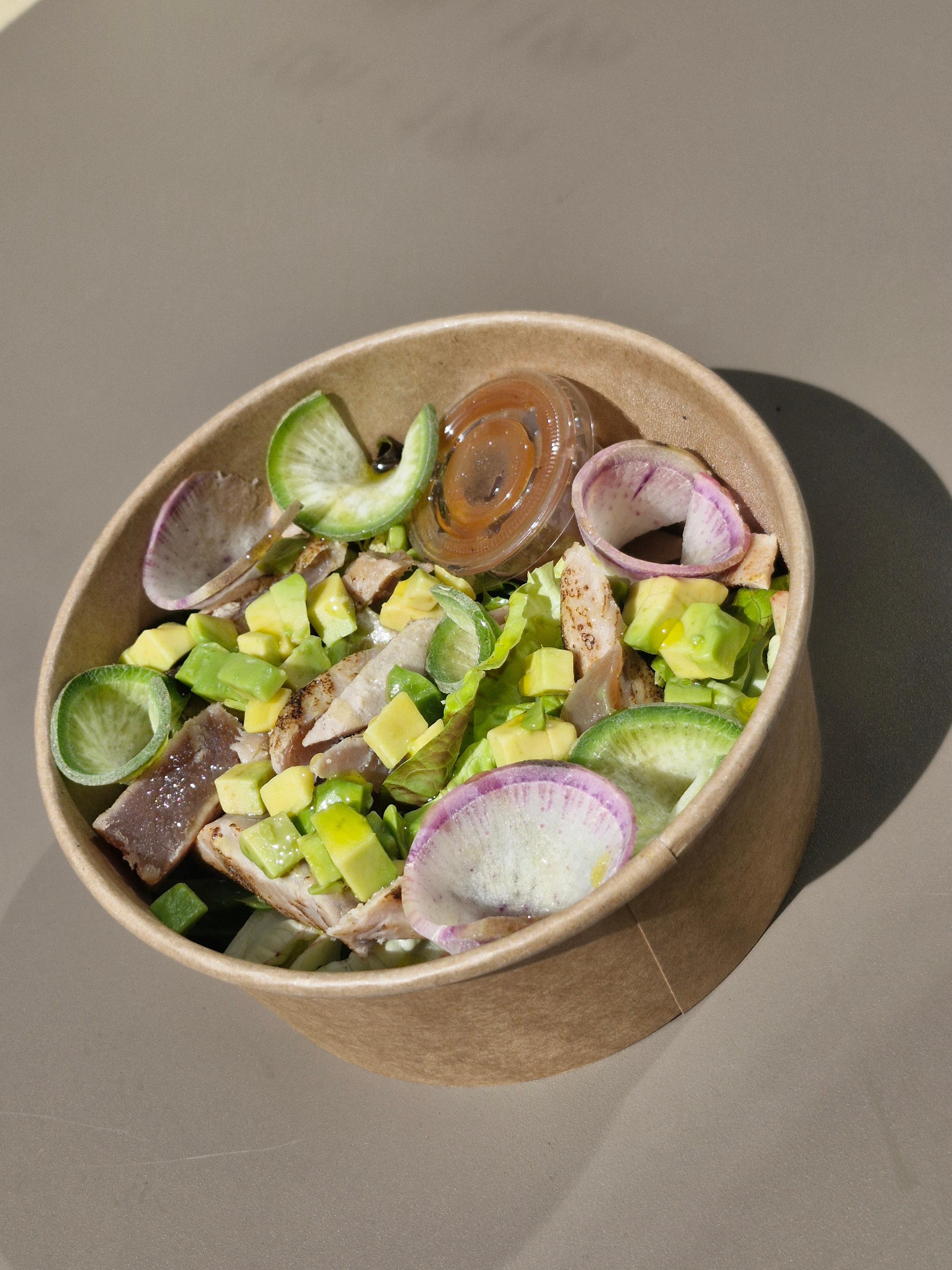 Tataki de thon, avocat, radis de couleur et mesclun