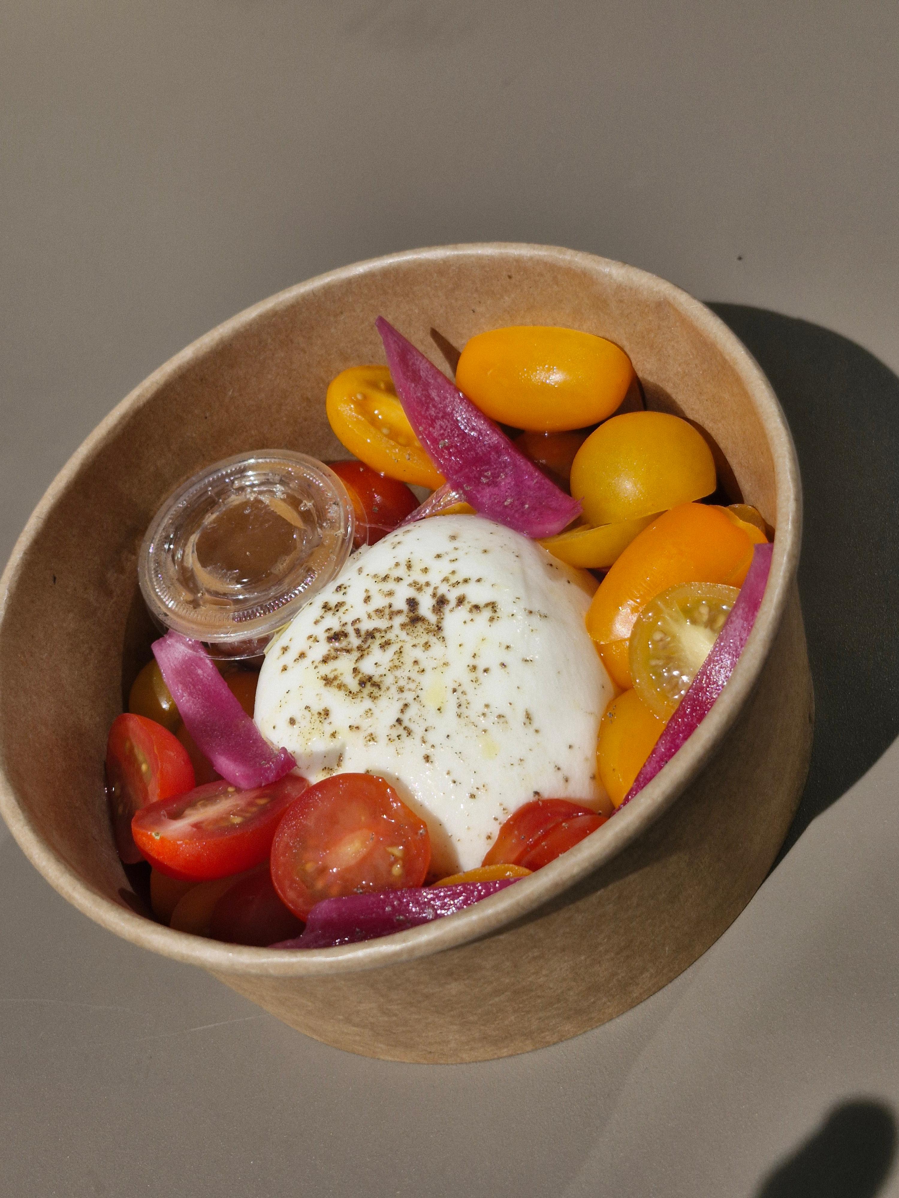 Salade de tomates, burrata et vinaigrette au miel