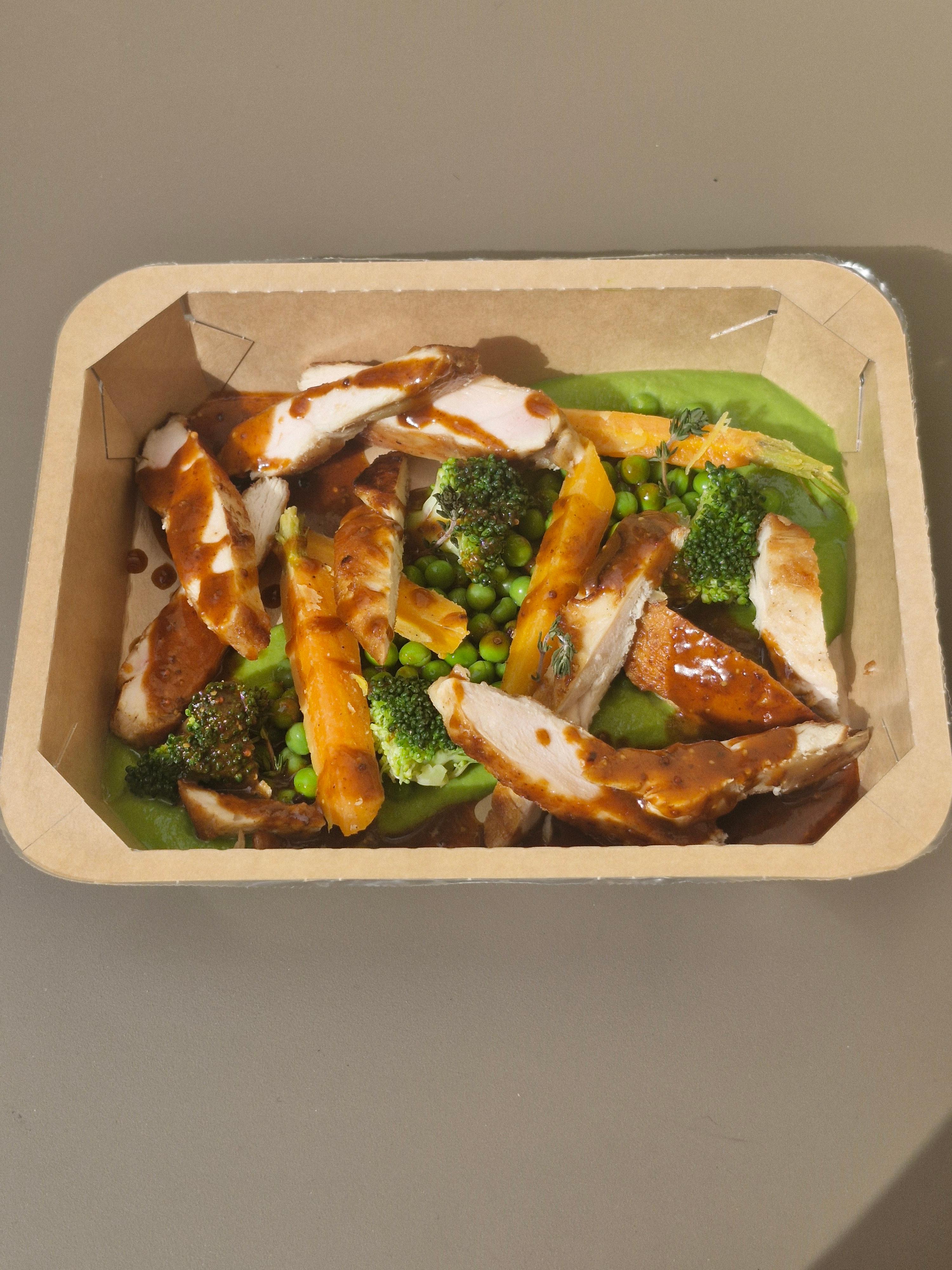 Filet de poulet fermier, déclinaison de légumes de saison et jus de volaille à la moutarde à l’ancienne