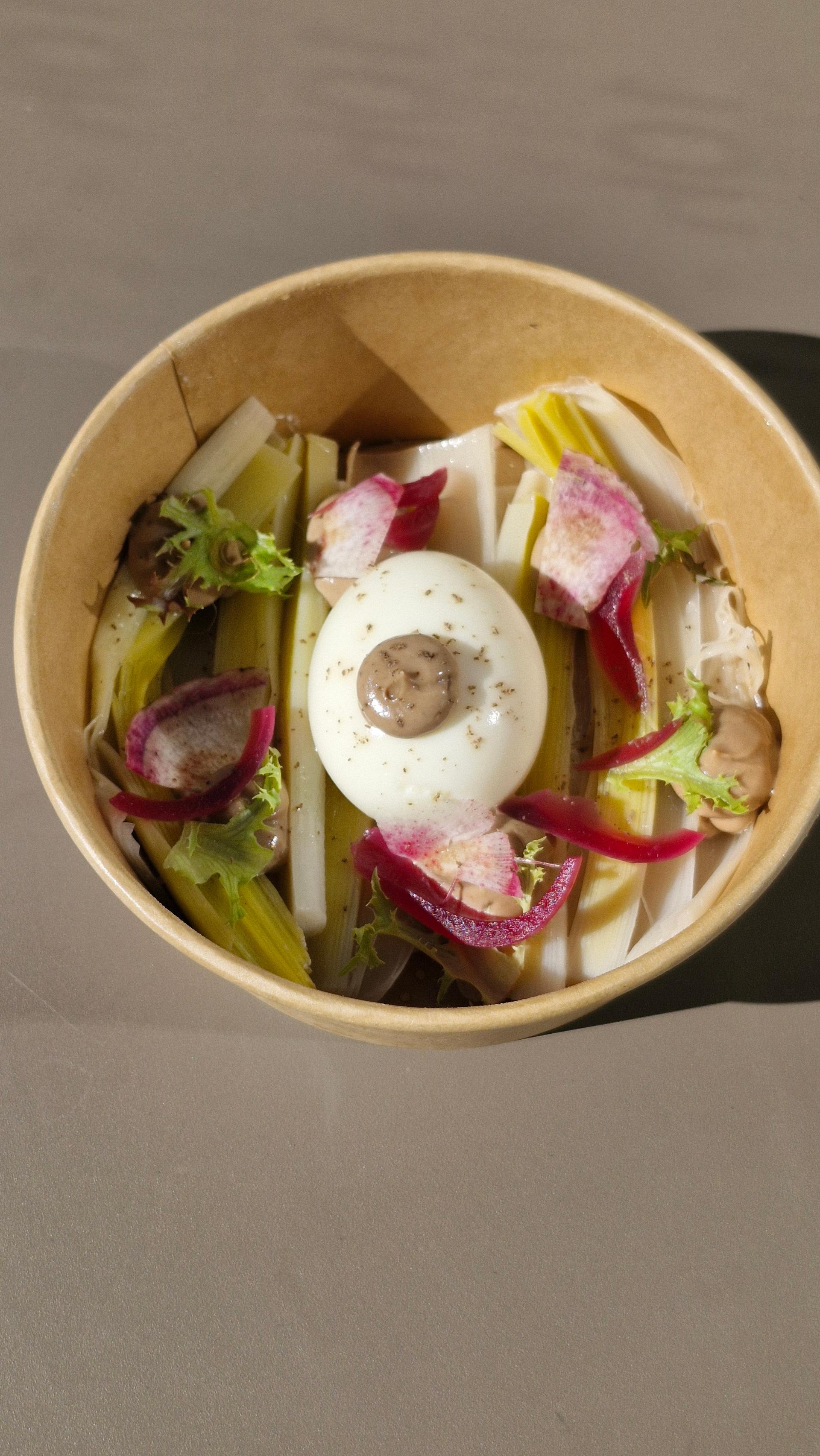 Poireaux confits, oeuf mollet et mayonnaise à l’ail noir