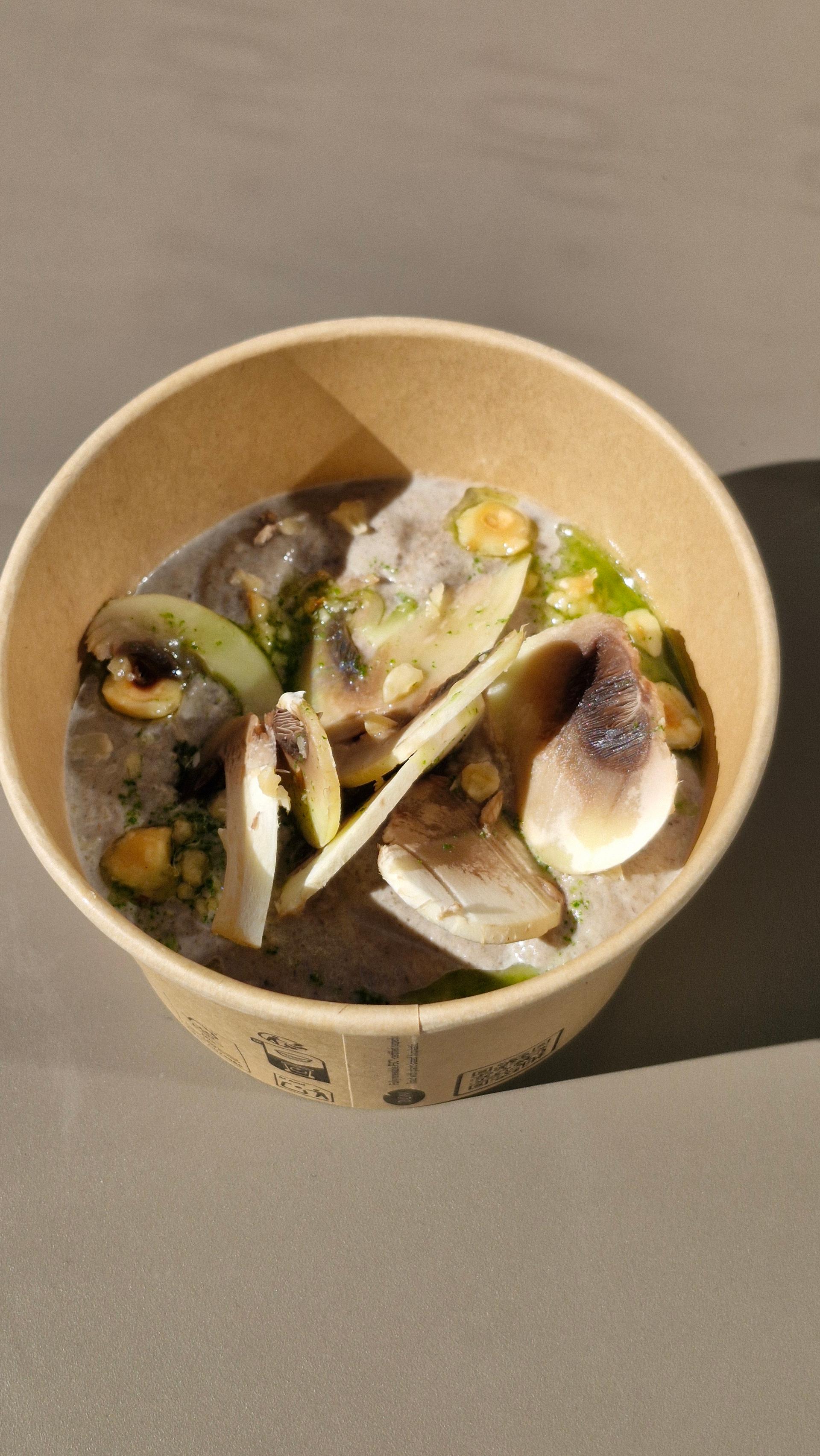 Crème de champignons, noisettes & huile de persil