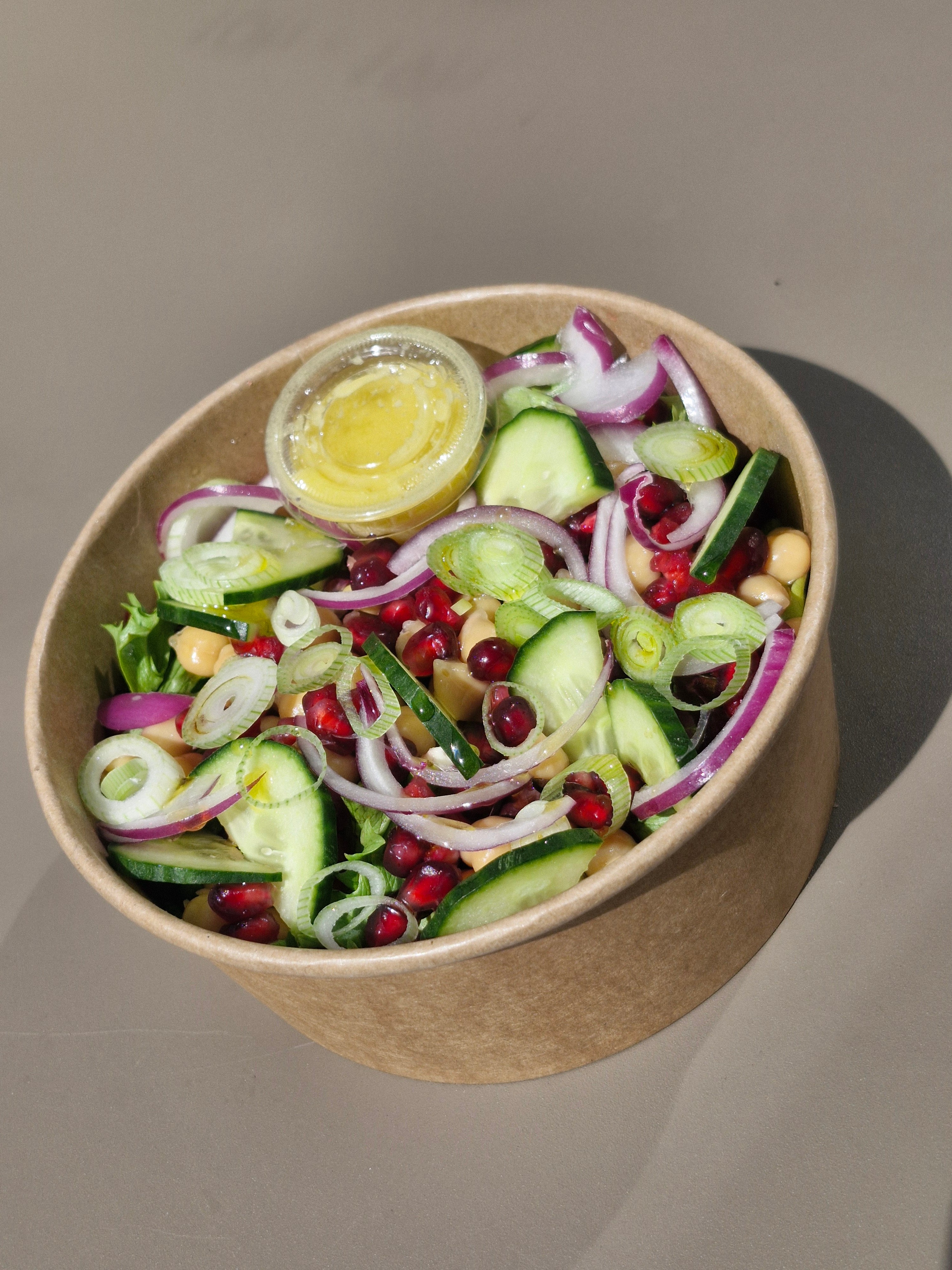 Salade de pois chiches, grenade, oignon rouge, concombre et cébette, vinaigrette au citron