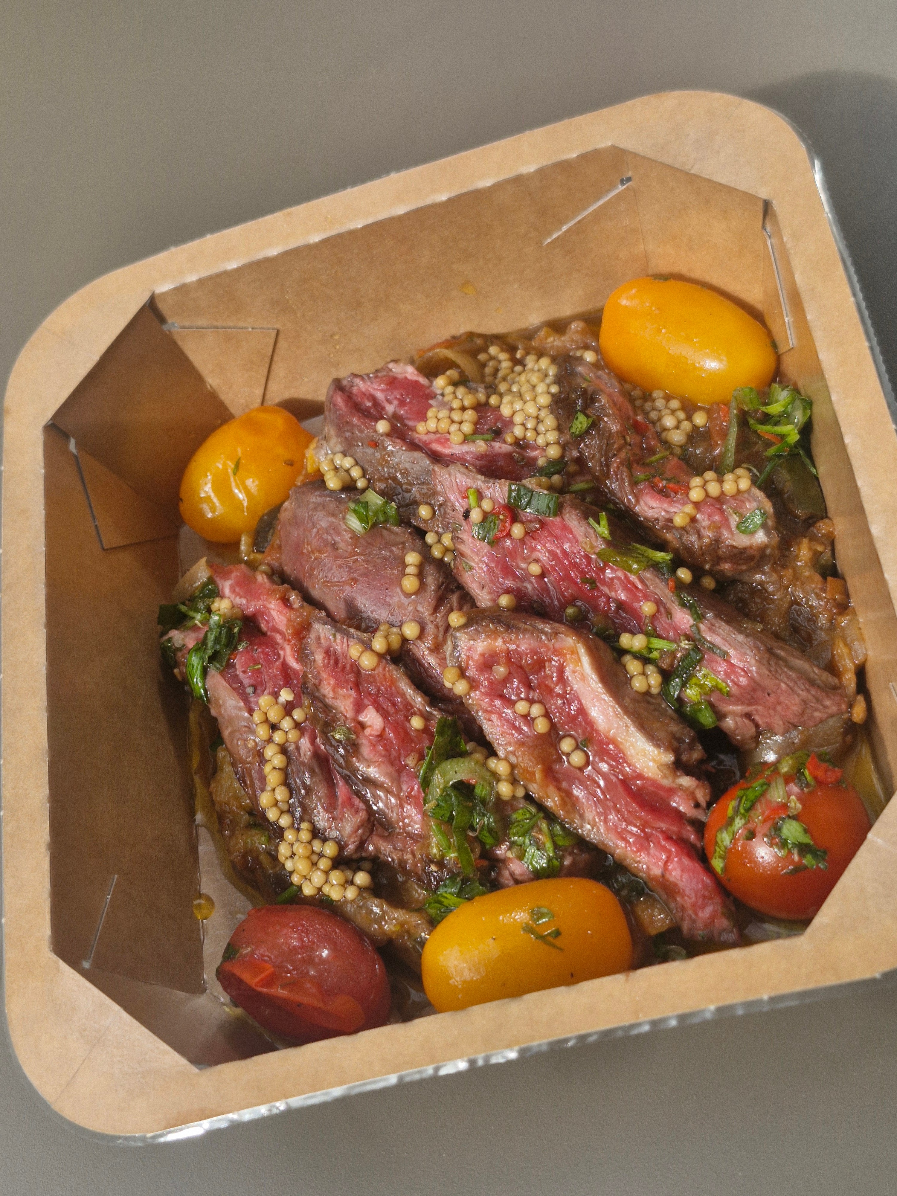 Onglet de boeuf, ratatouille maison et sauce chimichurri