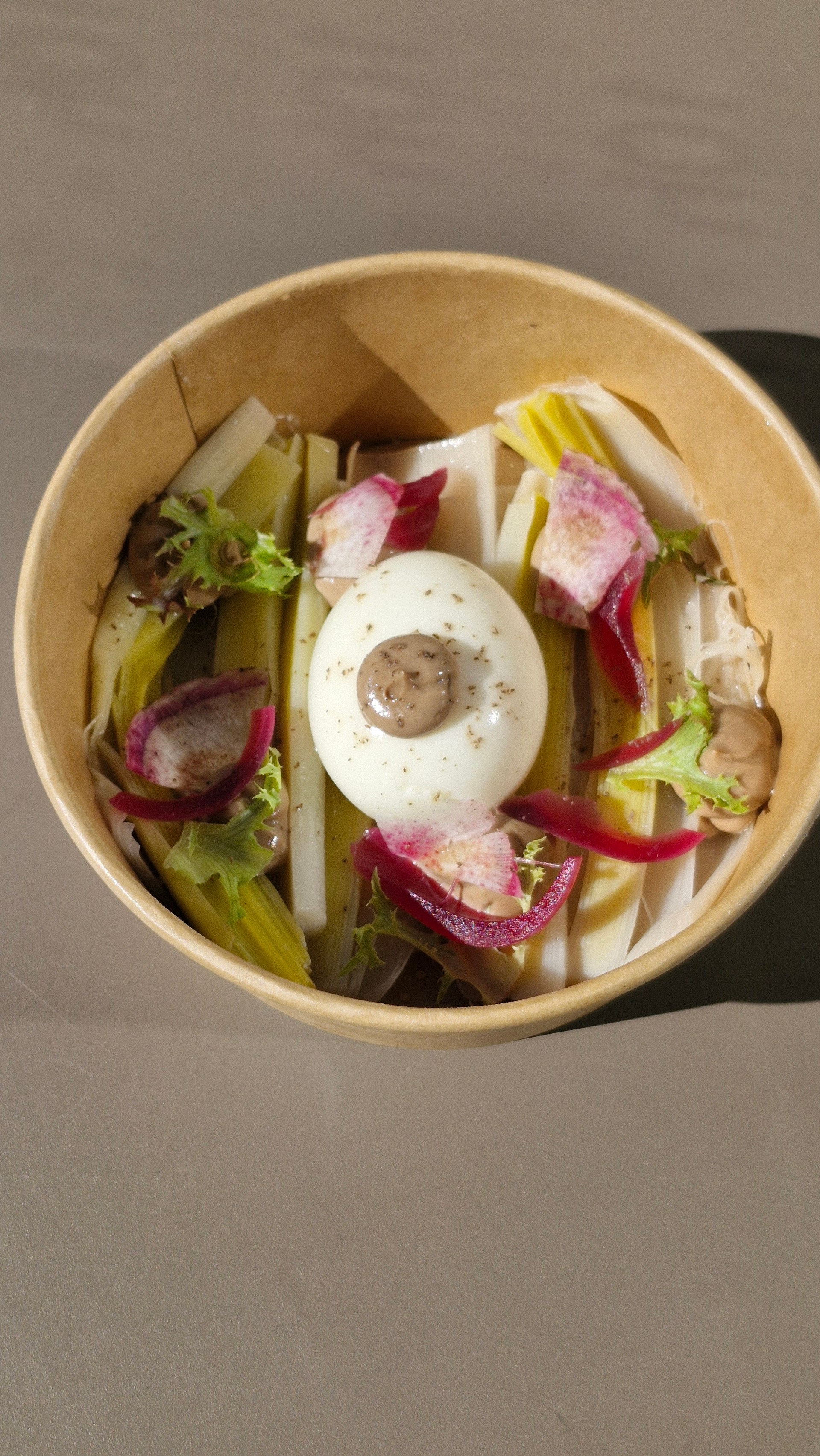 Poireaux confits, oeuf mollet et mayonnaise à l’ail noir