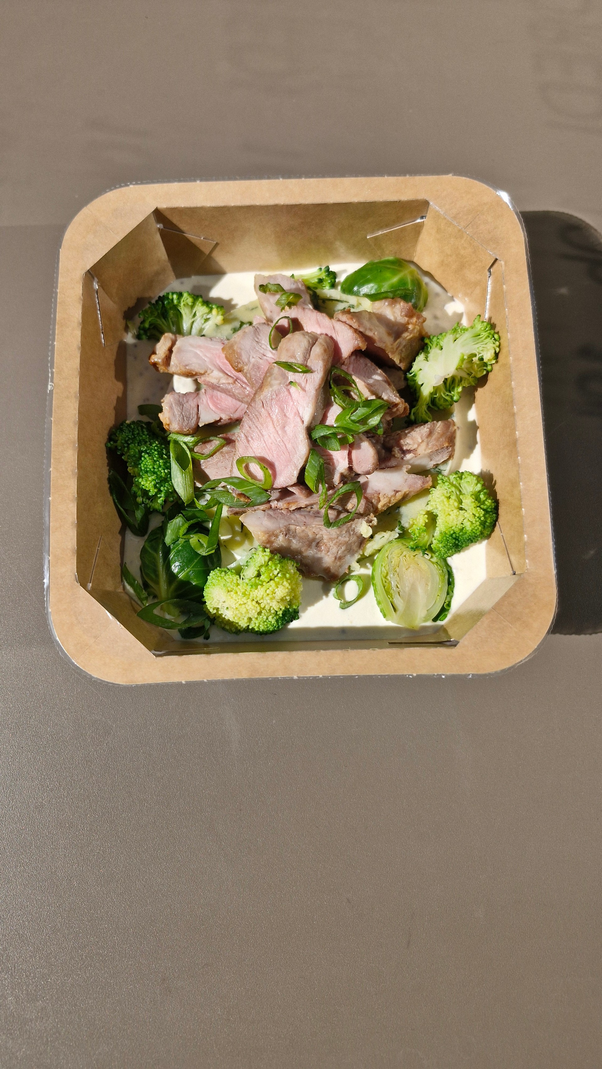 Échine de porc, écrasé de pommes de terre aux herbes, déclinaison de choux et sauce moutarde à l’ancienne