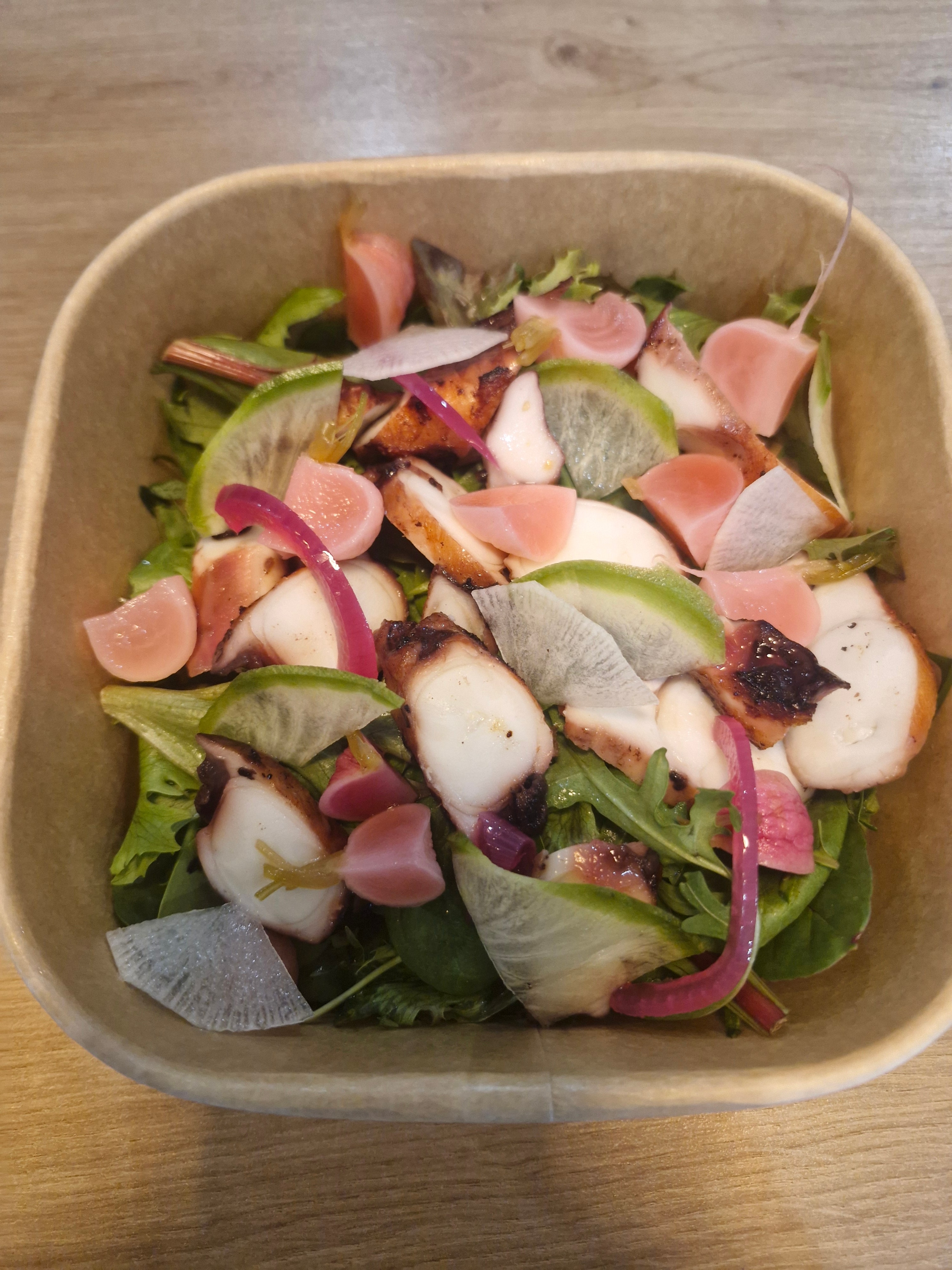 Salade de tentacules de poulpe grillés, pickles de radis et vinaigrette asiatique