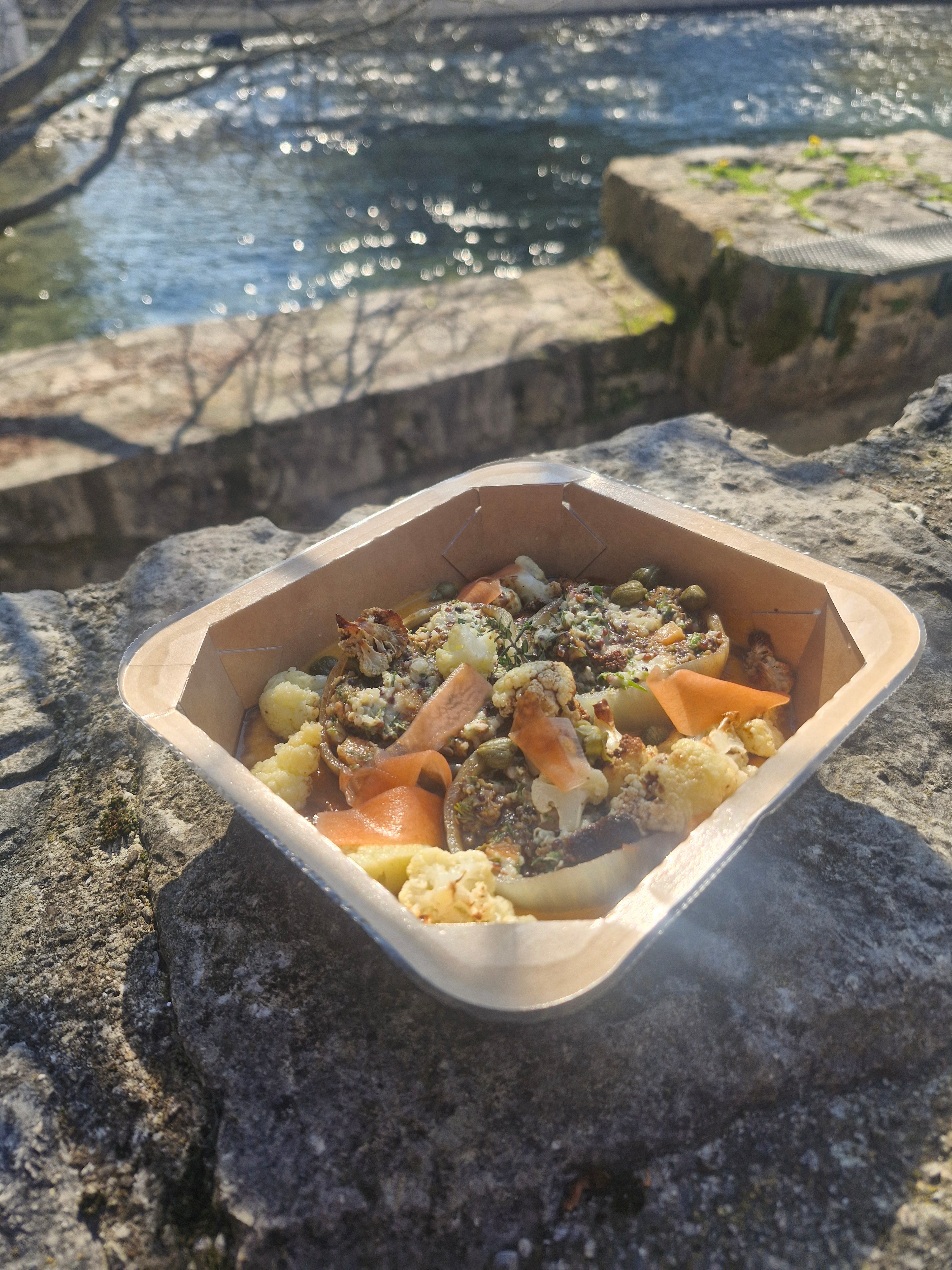 Oignons farcis au quinoa et herbes fraîches, jus corsé de légumes et purée de patate douce