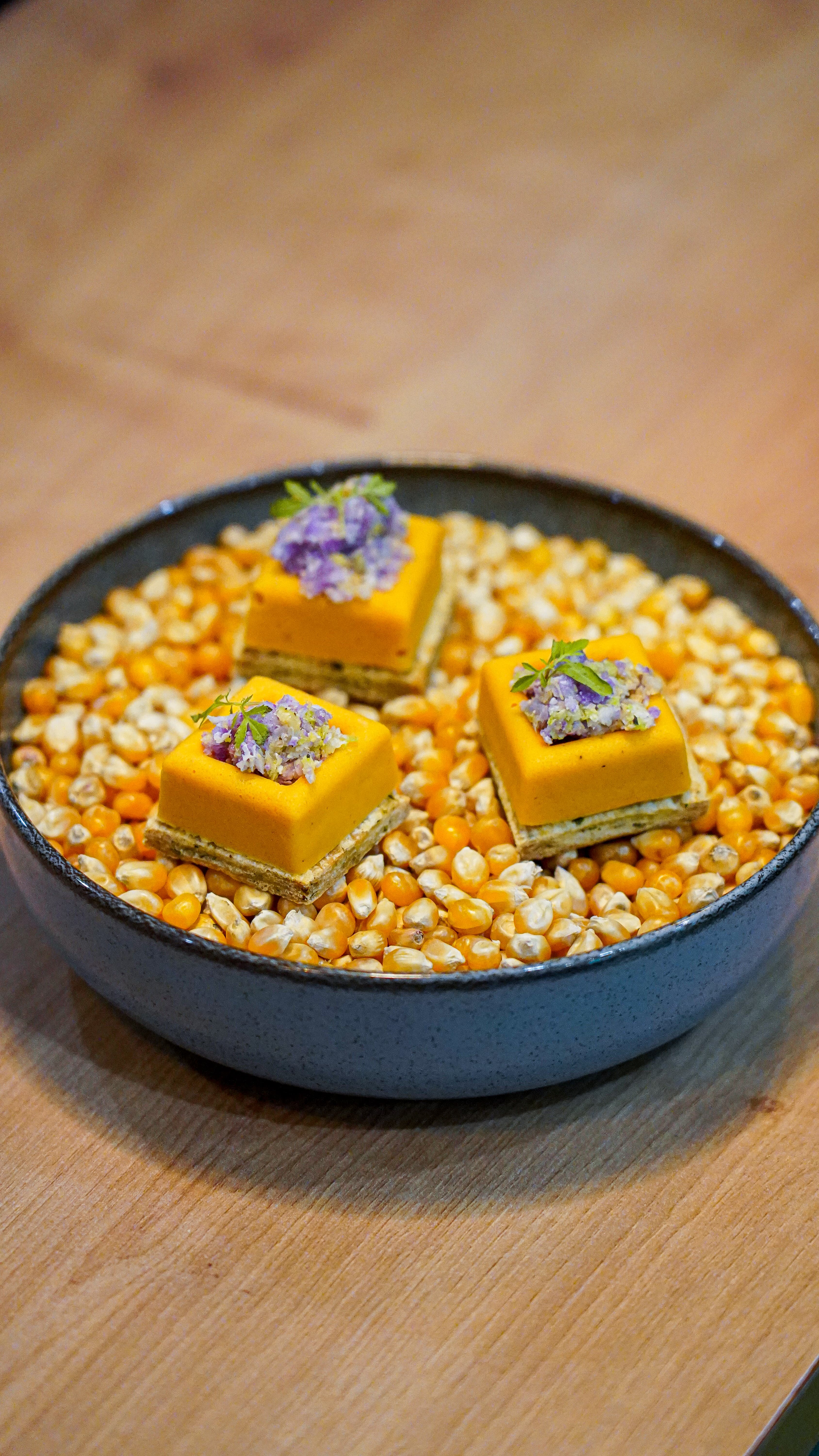 Bouchées dorées sur lit de maïs