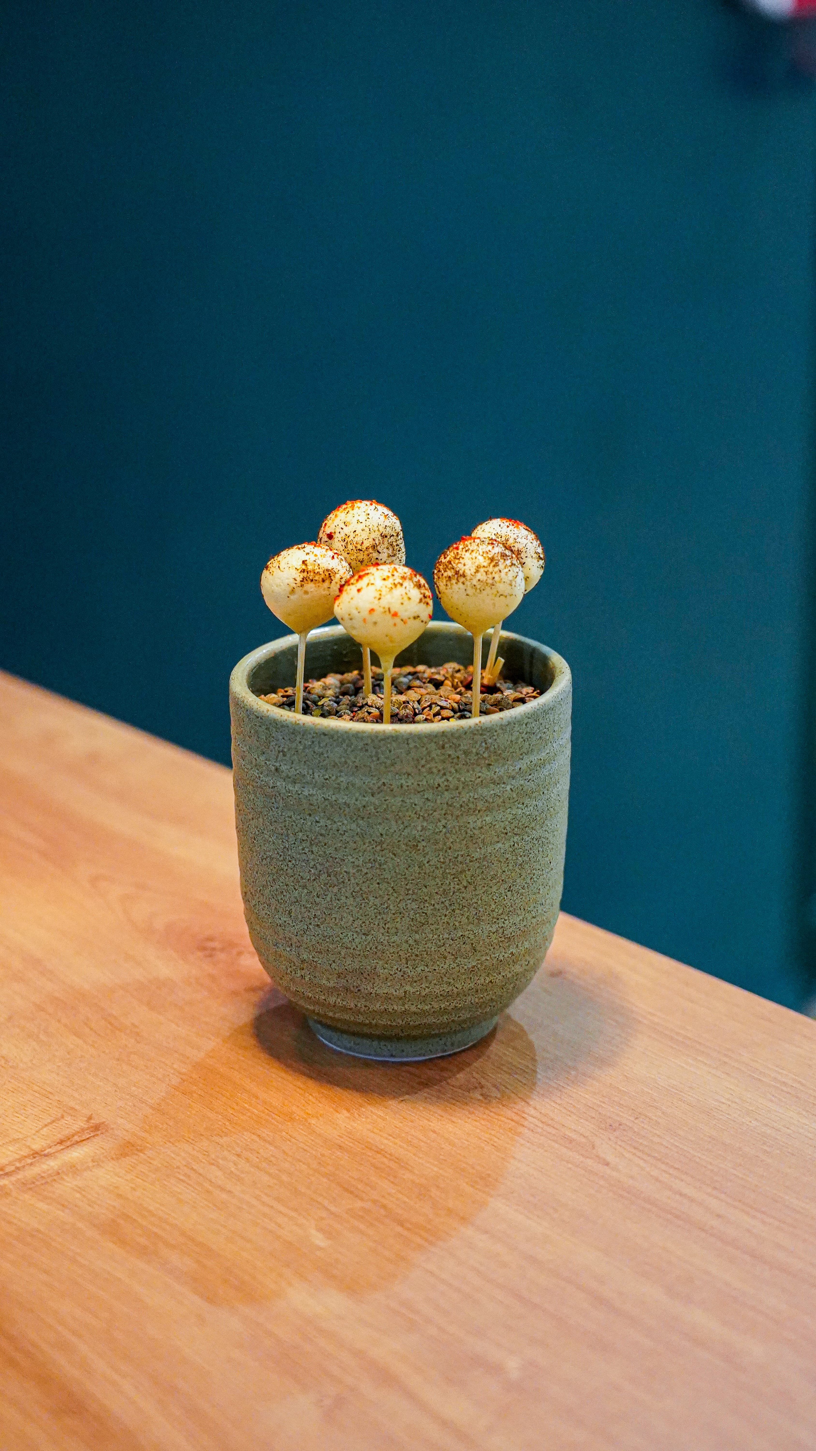 Cake pops créatifs dans un pot en céramique