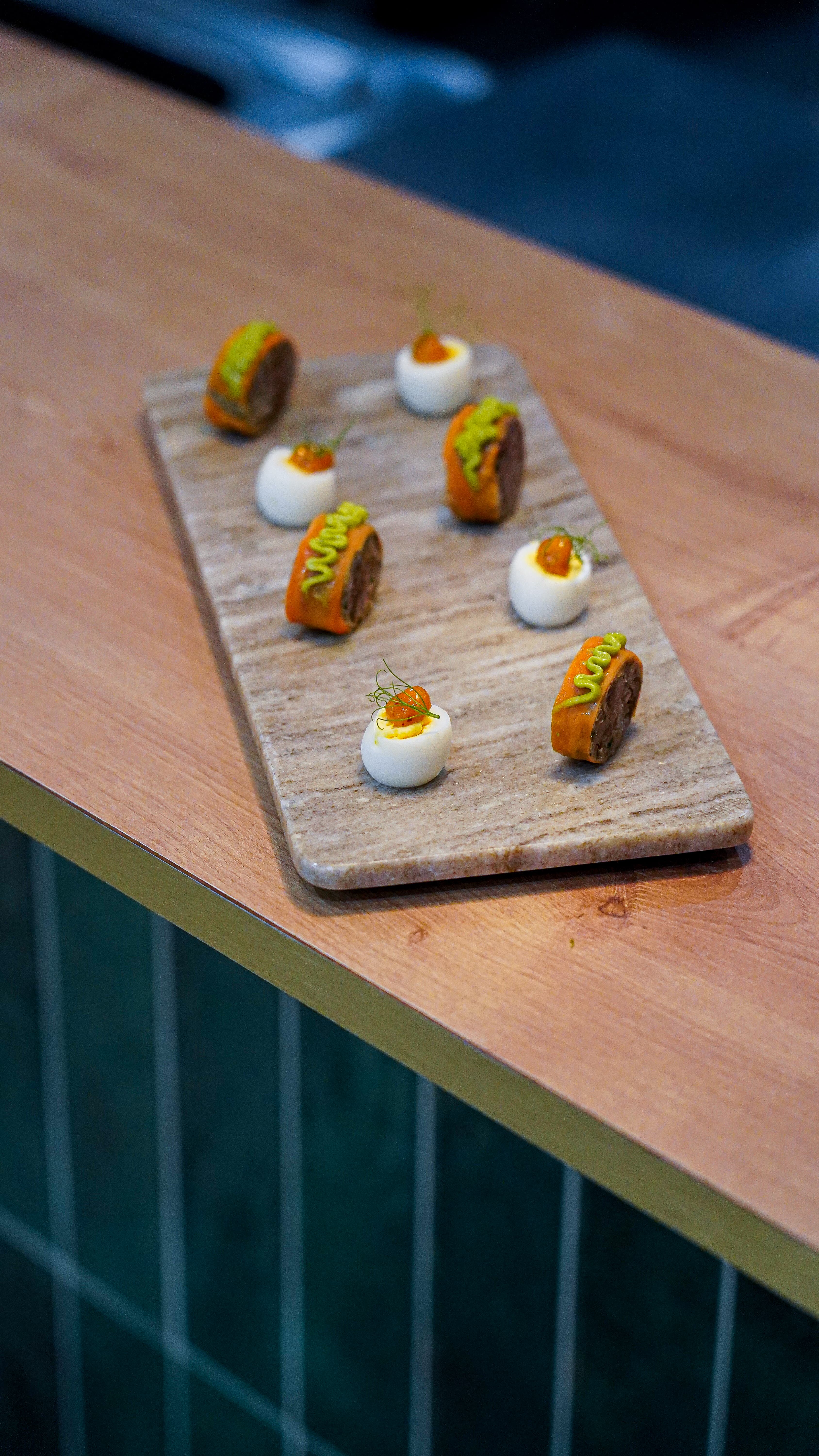 Planche de canapés salés variés