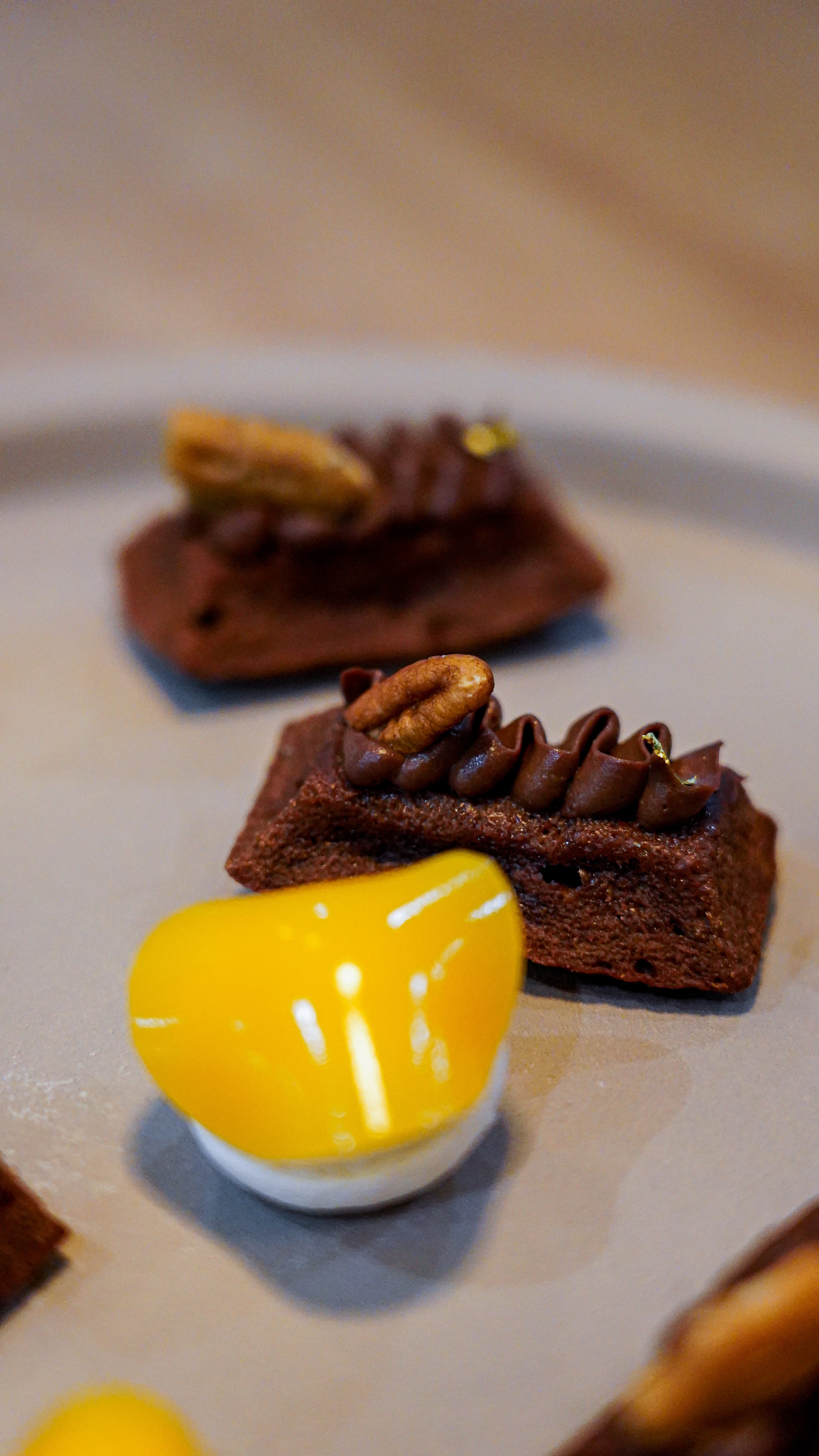 Mignardises chocolat, pécan et mangue en gros plan