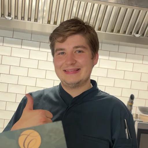 Jérémy Masson, chef de Ciselé, dans sa cuisine à Annecy