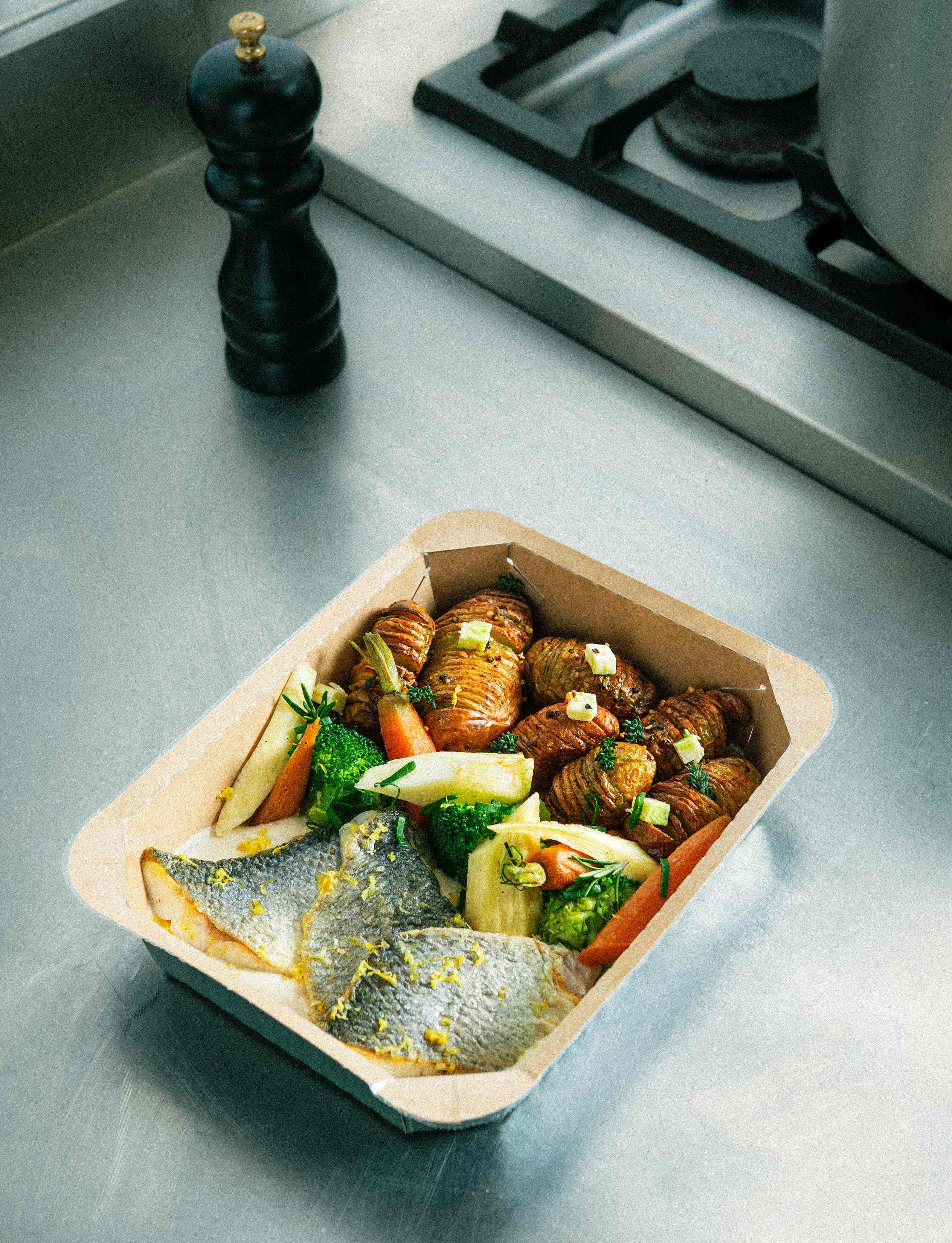 filet de bar au échalotes pomme de terre rôti et légumes de saison