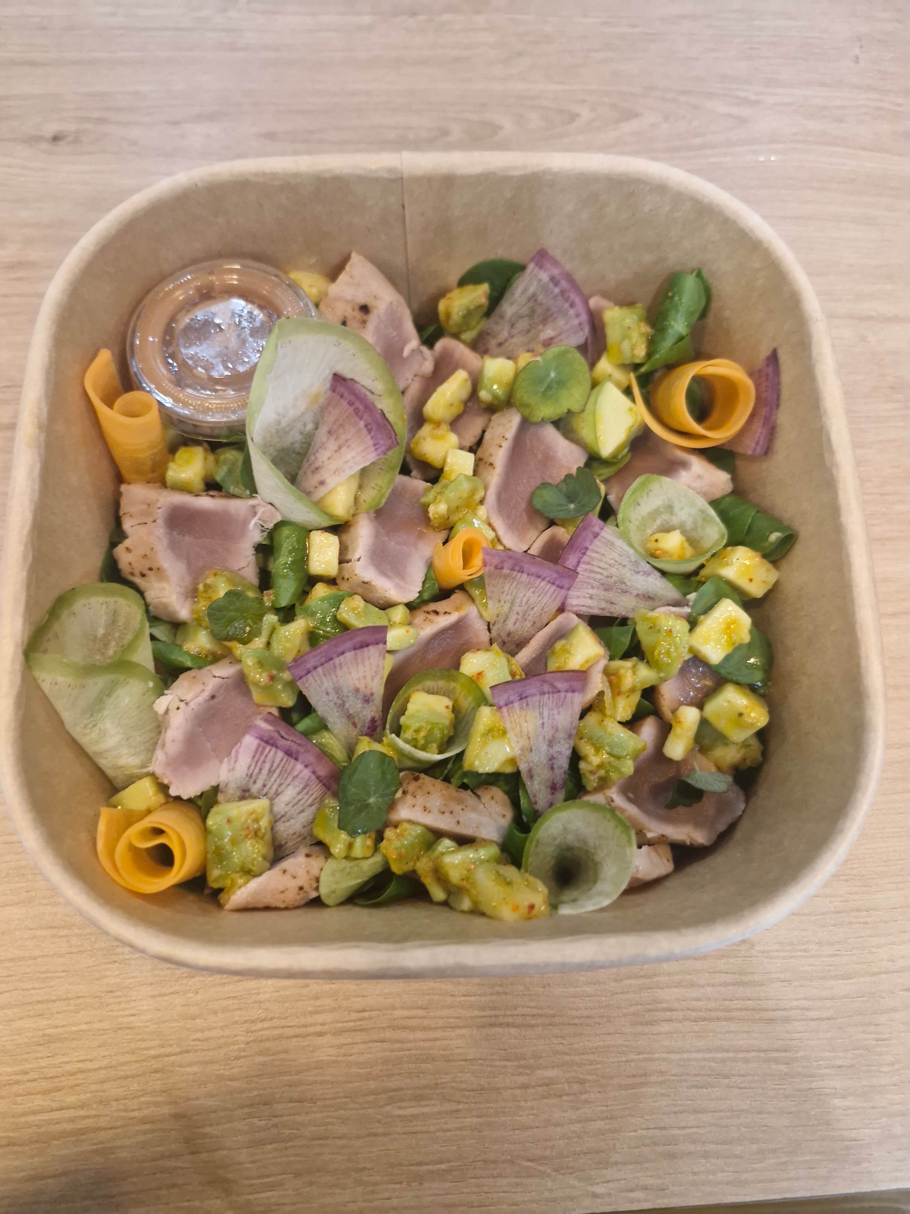 Tataki de Thon, Purée d’Avocat, Radis et Yuzu